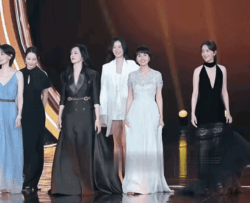 这么多美女一起出来，最让人赏心悦目的还是袁泉。
这6个人中，她个子不是最高的，长