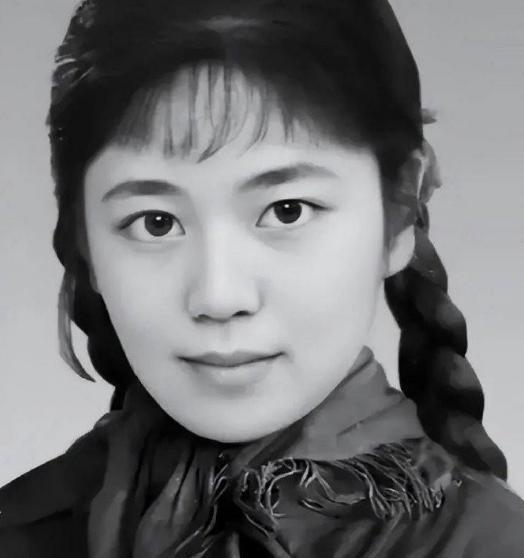 1977年，知青于文娟返城，恋人跟着列车狂奔，她擦干眼泪，大喊道：“别追了，我们