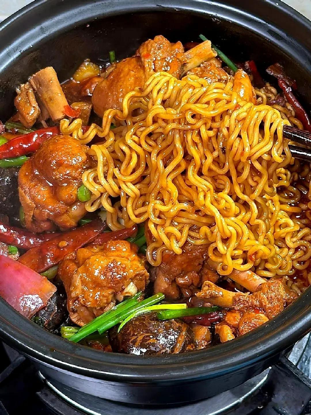 鸡公煲呀，满🈵的一锅，太下饭了，比外面好吃
 
食材：鸡腿肉400g，洋葱、青