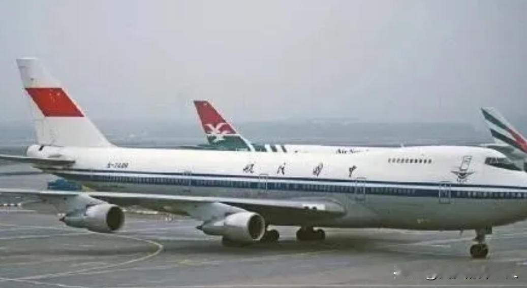 “就你也配劫机？”愤怒的机长一脚将劫机犯踹下飞机，这一脚直接导致劫机犯半身不遂，