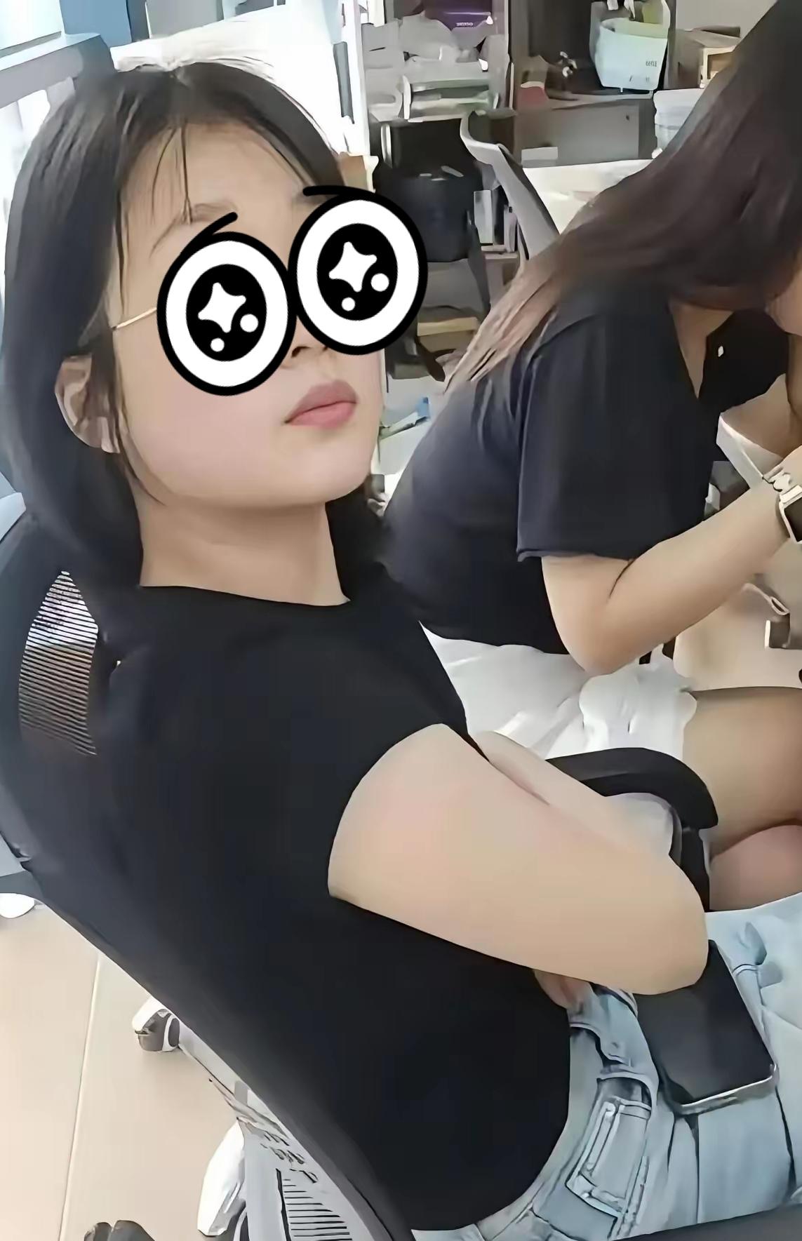 恶意投诉外卖小哥的后续来了！
女主正脸被拍下，看着戴着个眼镜斯斯文文的，做出的事