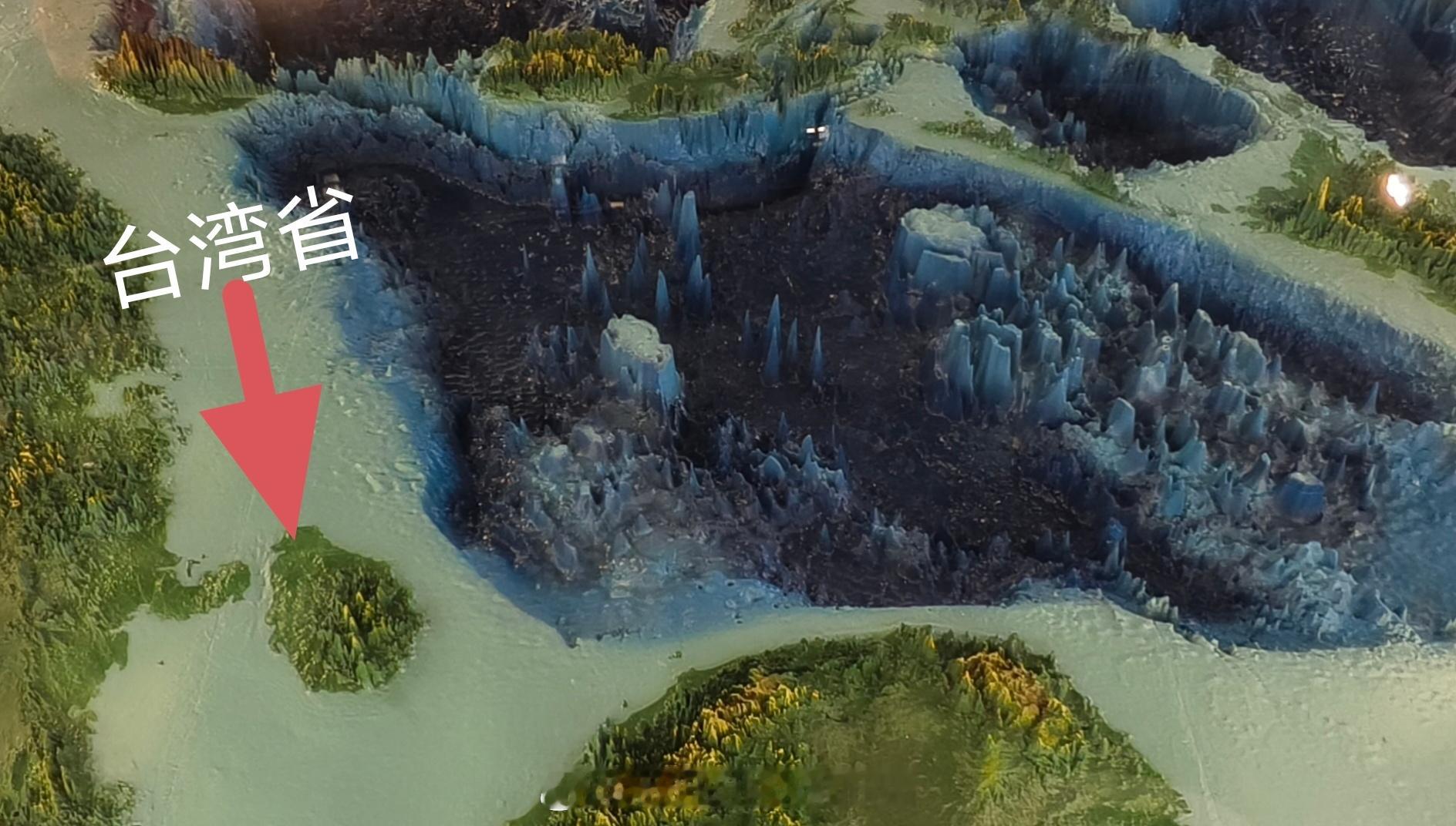 去同济大学，海洋与地球科学学院，来学知识了。南海海底长啥样？看这个地形图！我圈出