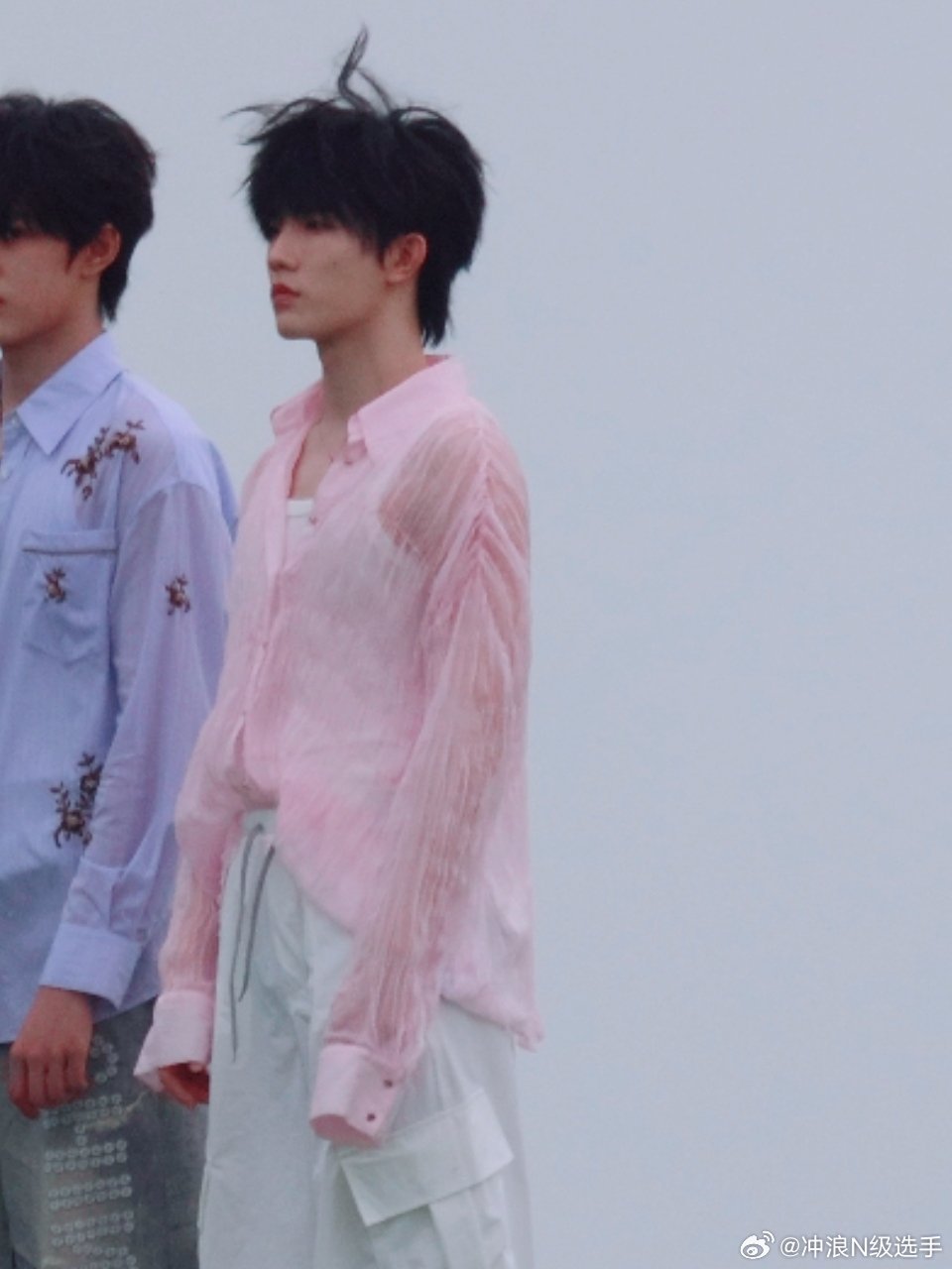 衣服也太透了 