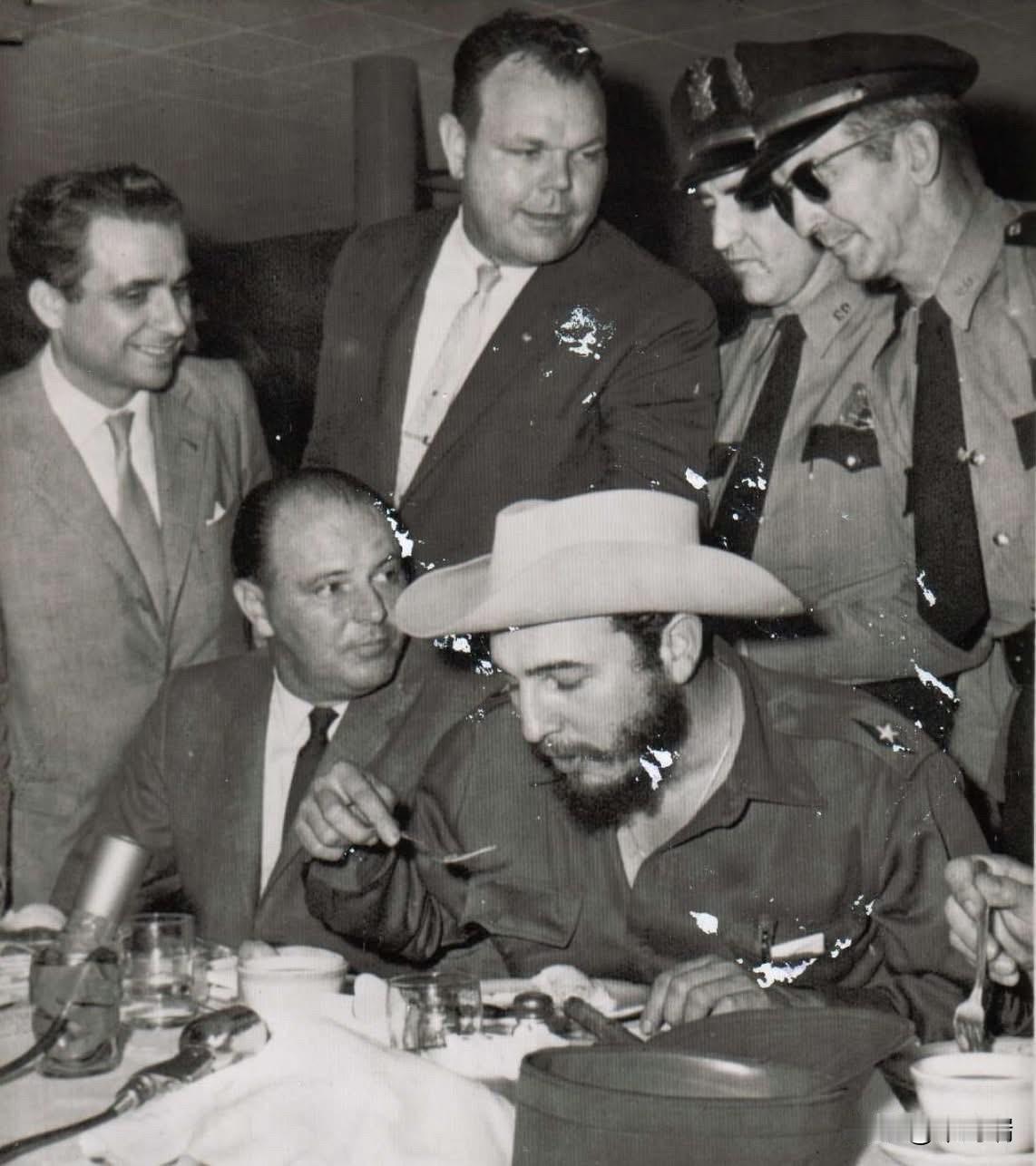 这张照片记录了古巴领导人菲德尔·卡斯特罗（Fidel Castro）于 1959