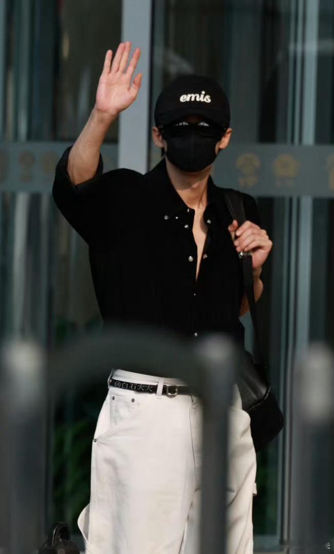 檀健次广西人气2026年8月2日，檀健次飞抵广西柳州，白莲机场被“小炭火”围得水