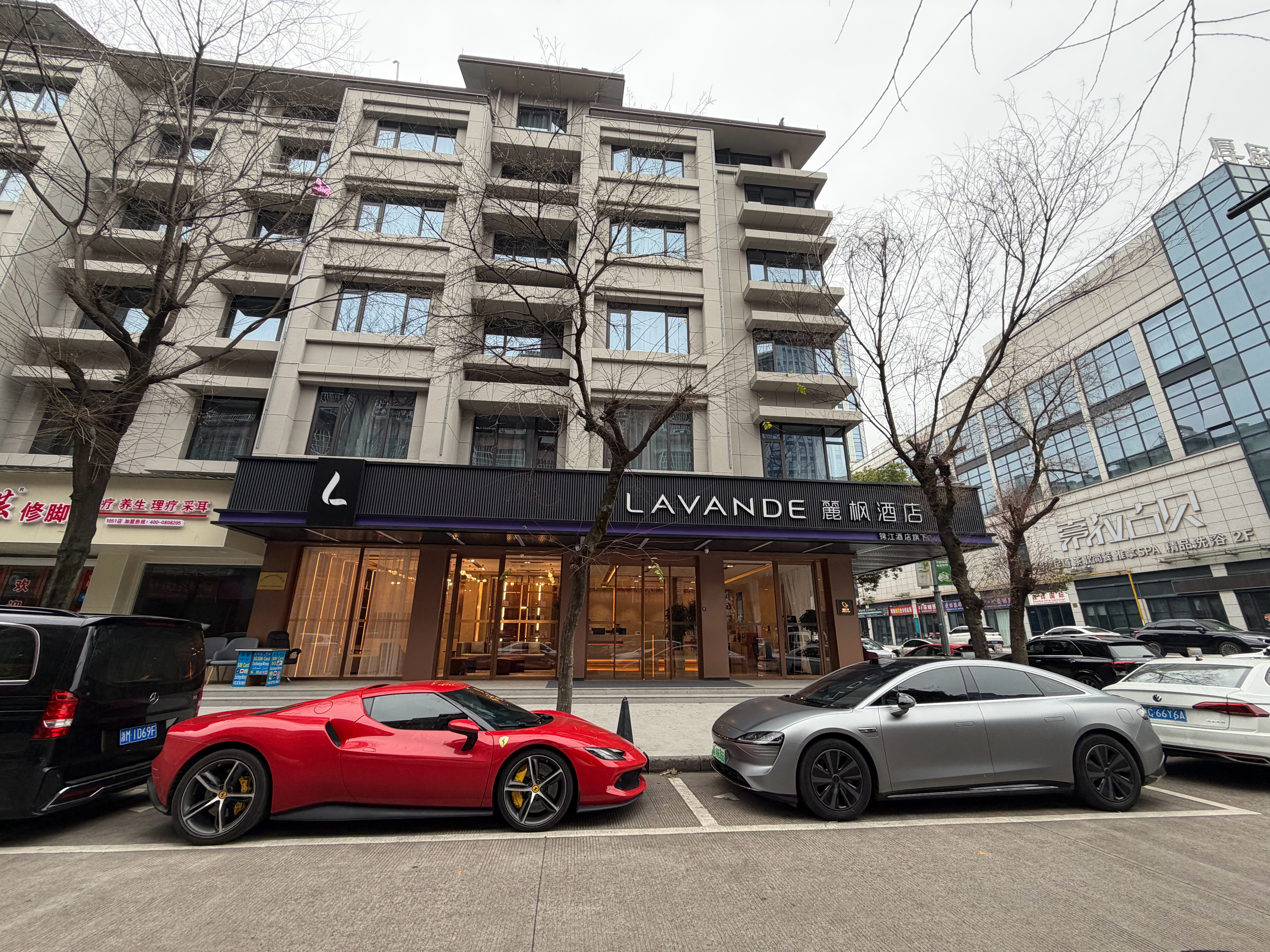 感受到义乌人民的实力了，快捷酒店楼下停法拉利…法拉利全民拍车