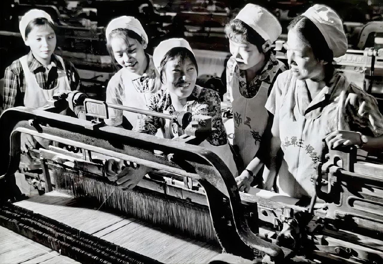 1978年9月4日	，为迎接第四次全国妇女代表大会的召开石家庄第三棉纺织厂工人吴