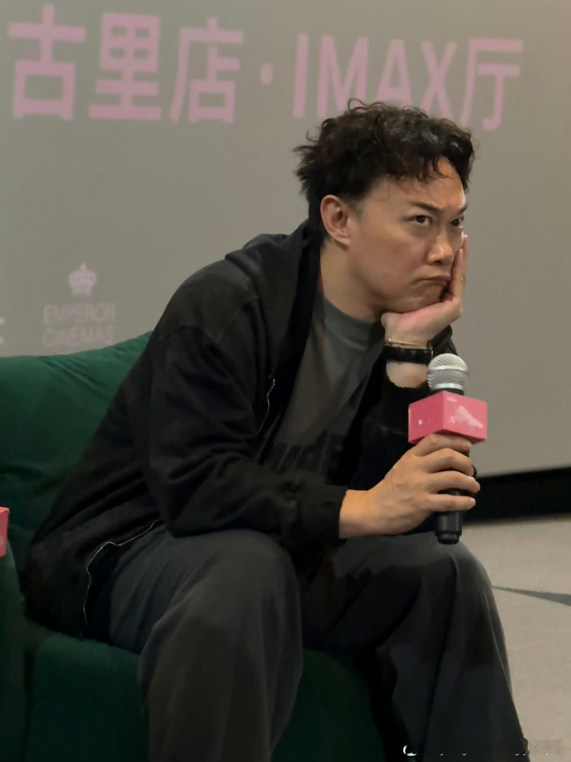 陈奕迅出国了但没完全出我的剧综搭子陈奕迅北京站分享意大利干饭被认趣事，还原神态超