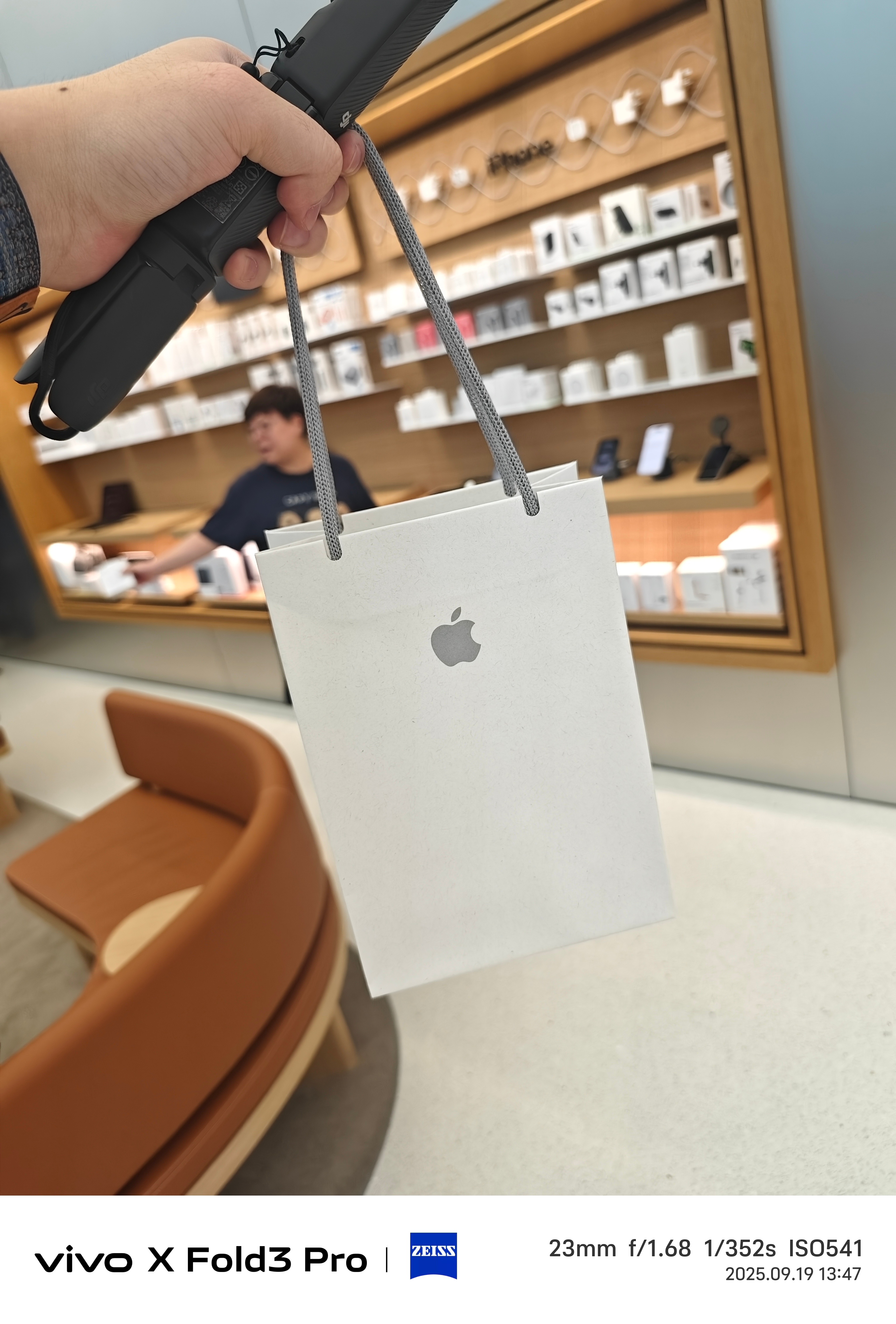 也终于是拿到我的新款iPhone 17 Pro Max 了[坏笑][坏笑] ​​
