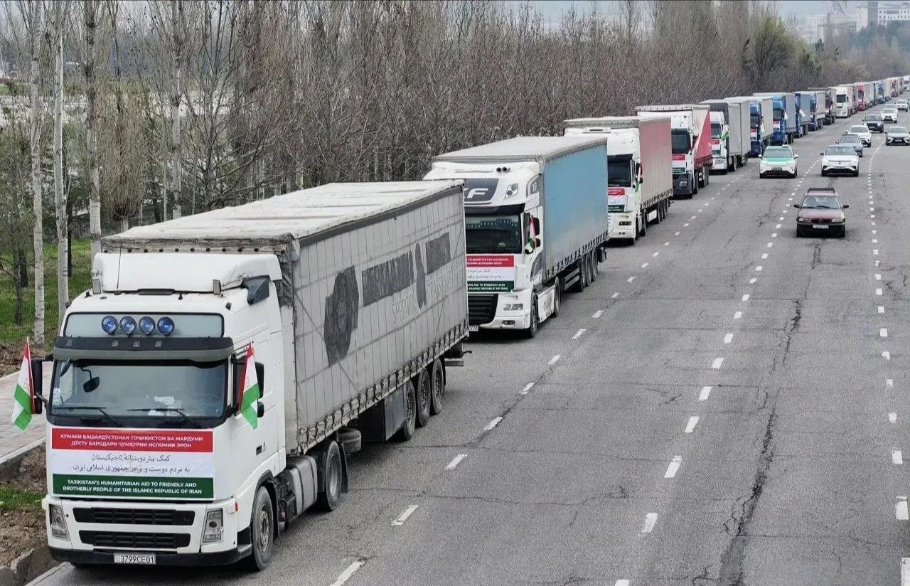 由110辆大卡车组成的塔吉克斯坦人道主义援助车队昨天启程前往伊朗。
塔吉克斯坦向