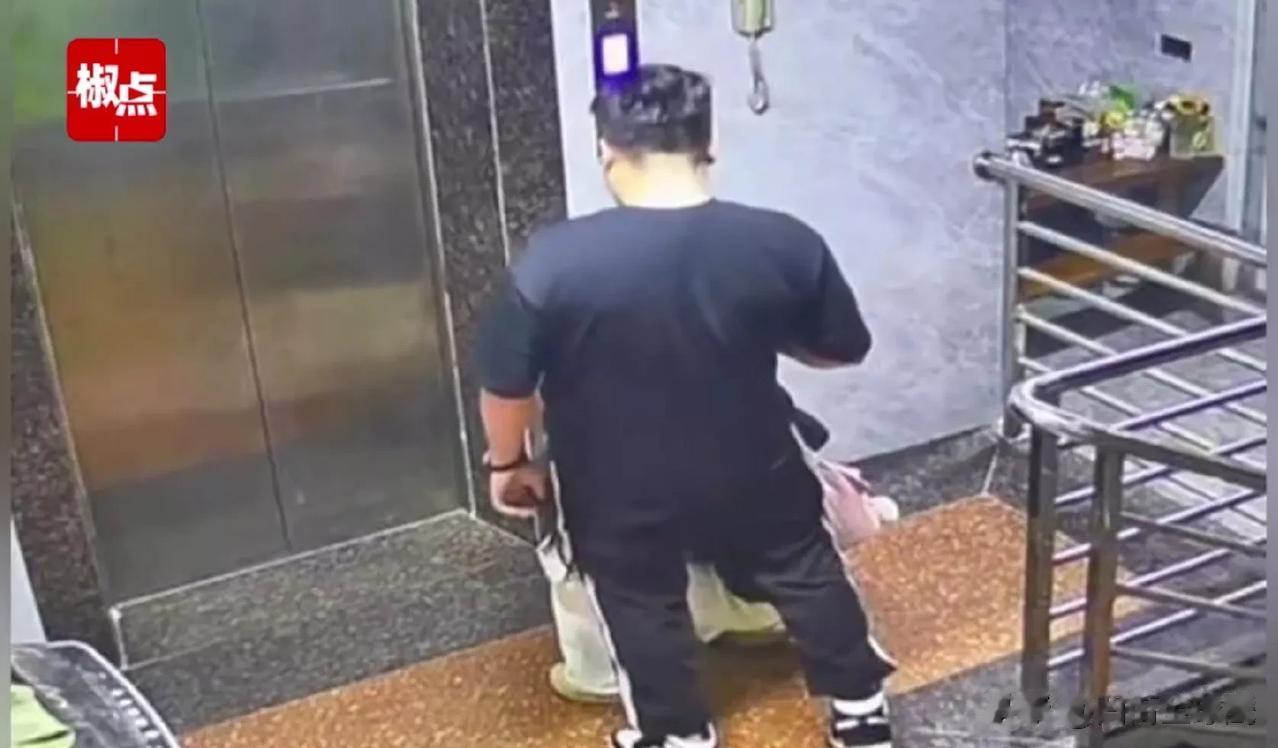 “太不要脸了！”广东-揭阳，一位女子等电梯，没想到在电梯口遭到陌生男子猥亵。一开