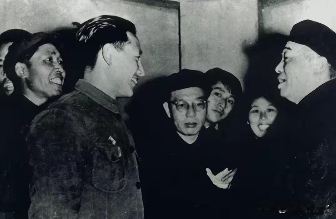 三张照片分别记录了彭德怀元帅进城后接见基层人员、下乡调研走访群众、抗美援朝前线坑