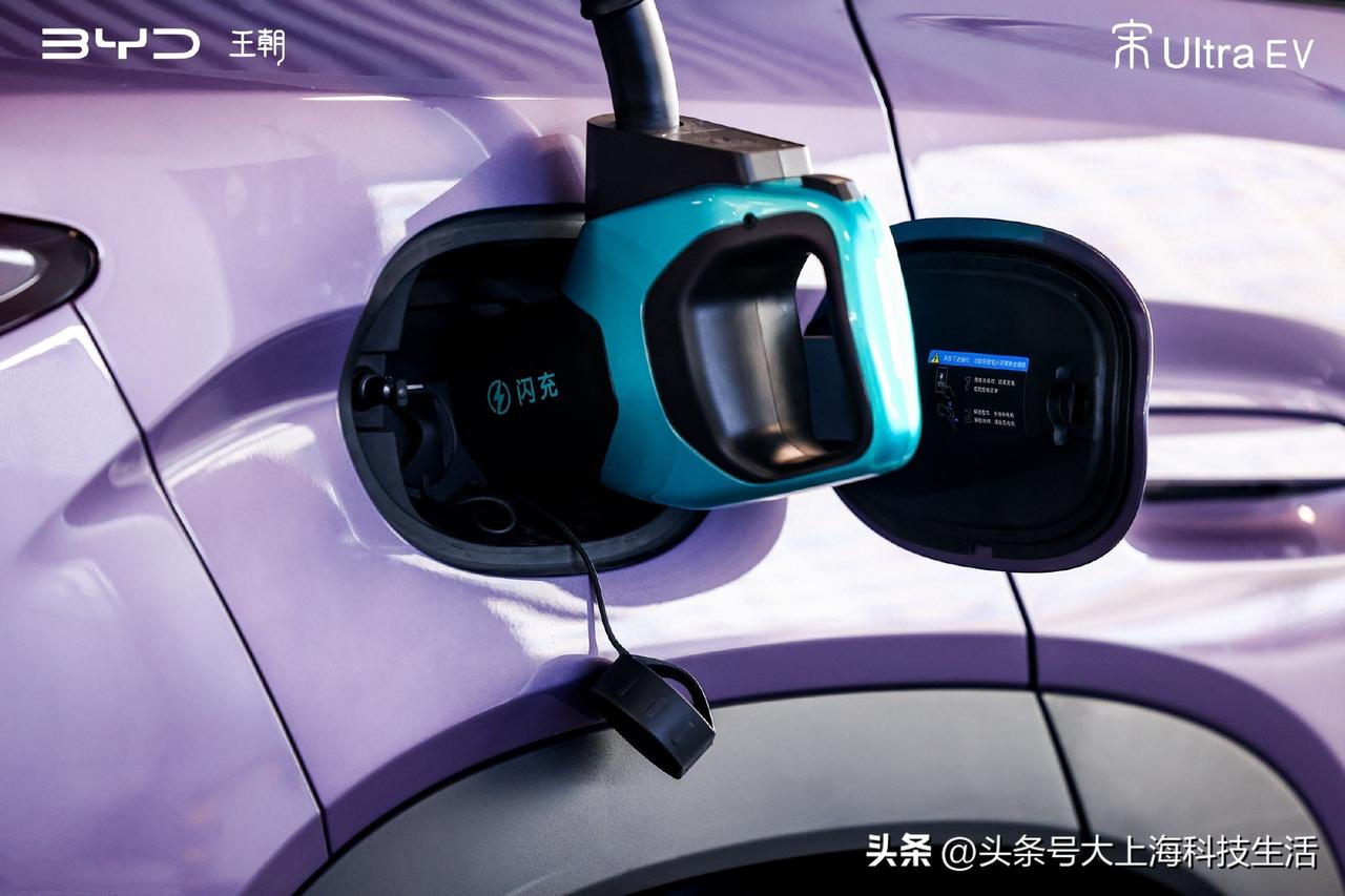 打工人的通勤、一家人的周末出游，最怕电动车半路喊停充电慢？比亚迪宋Ultra E