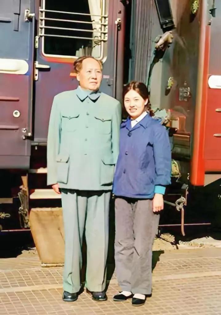 那个时候，毛主席乘着火车视察大江南北，每到一处，都会走进村村寨寨，走进工矿企业，