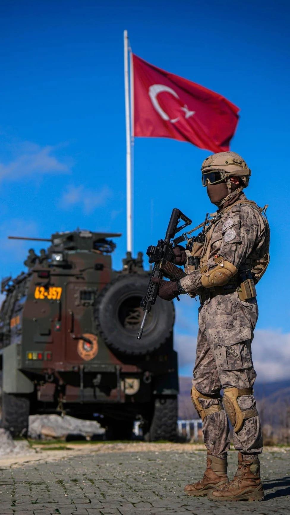 土耳其警察。远处是刺猬装甲车