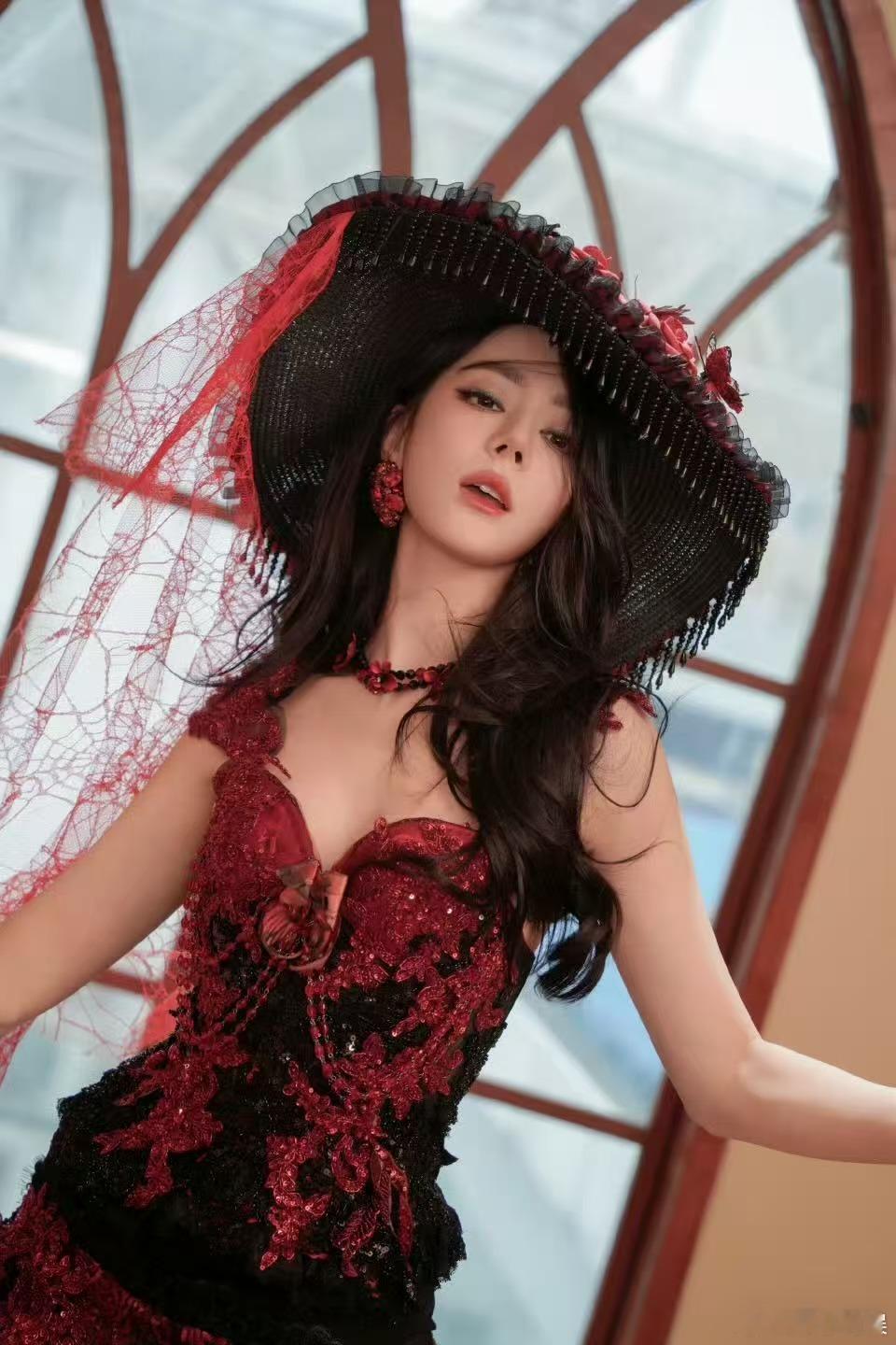 迪丽热巴危险的温柔热巴开在掌控的世界迪丽热巴危险的温柔，好美，