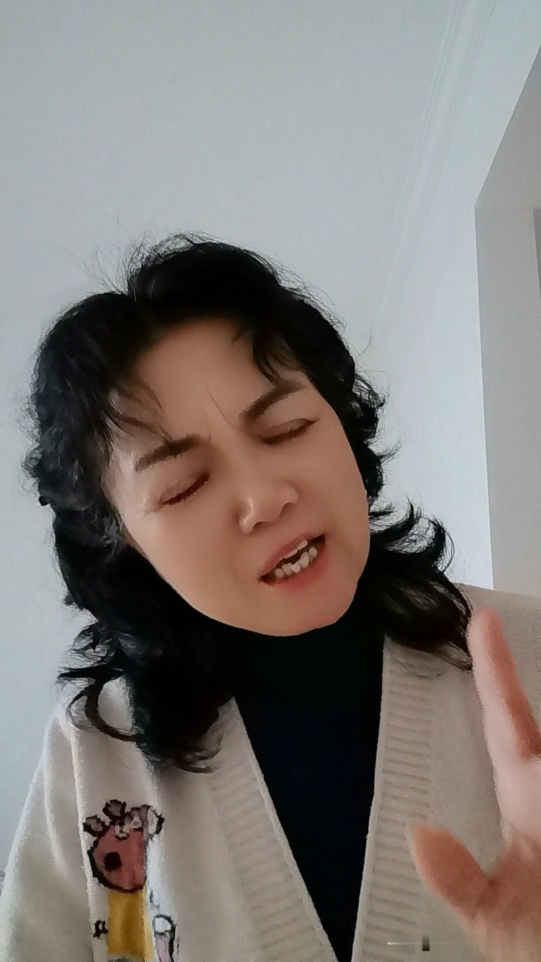 昨天武汉下瓢泼大雨，天黑沉沉的。

早上，我因为眼睛做过激光手术又还咳嗽，没有去