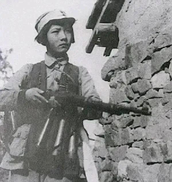 这张照片是1941年拍摄于陕北抗日根据地。
图中八路军女战士长相秀美，身着八路军