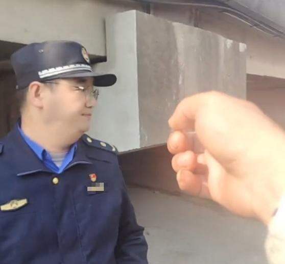 《上海外卖小哥为省钱住桥洞，被执法人员当场劝离，网友评论区吵翻了》11月22日，