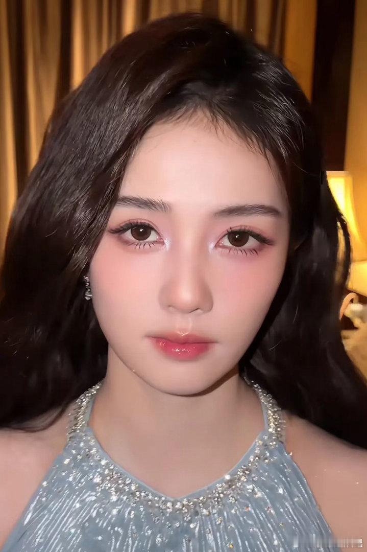 来理性讨论一下，你们觉得白鹿算得上神颜大美女吗？ 