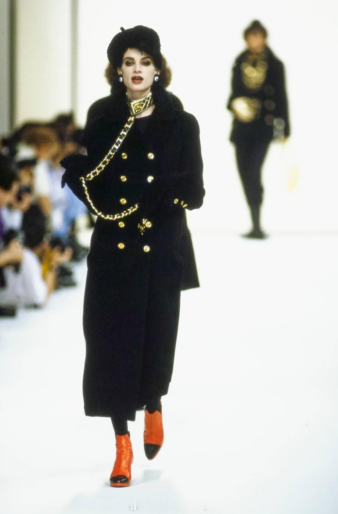Chanel 1991秋冬系列，这一场与以往经典的香奶奶秀有着明显区别，除了从不