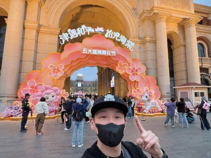 陶喆和天津海棠猫同框了 陶喆天津开演唱会，忙里偷闲打卡海棠花，与萌萌的海棠猫同框