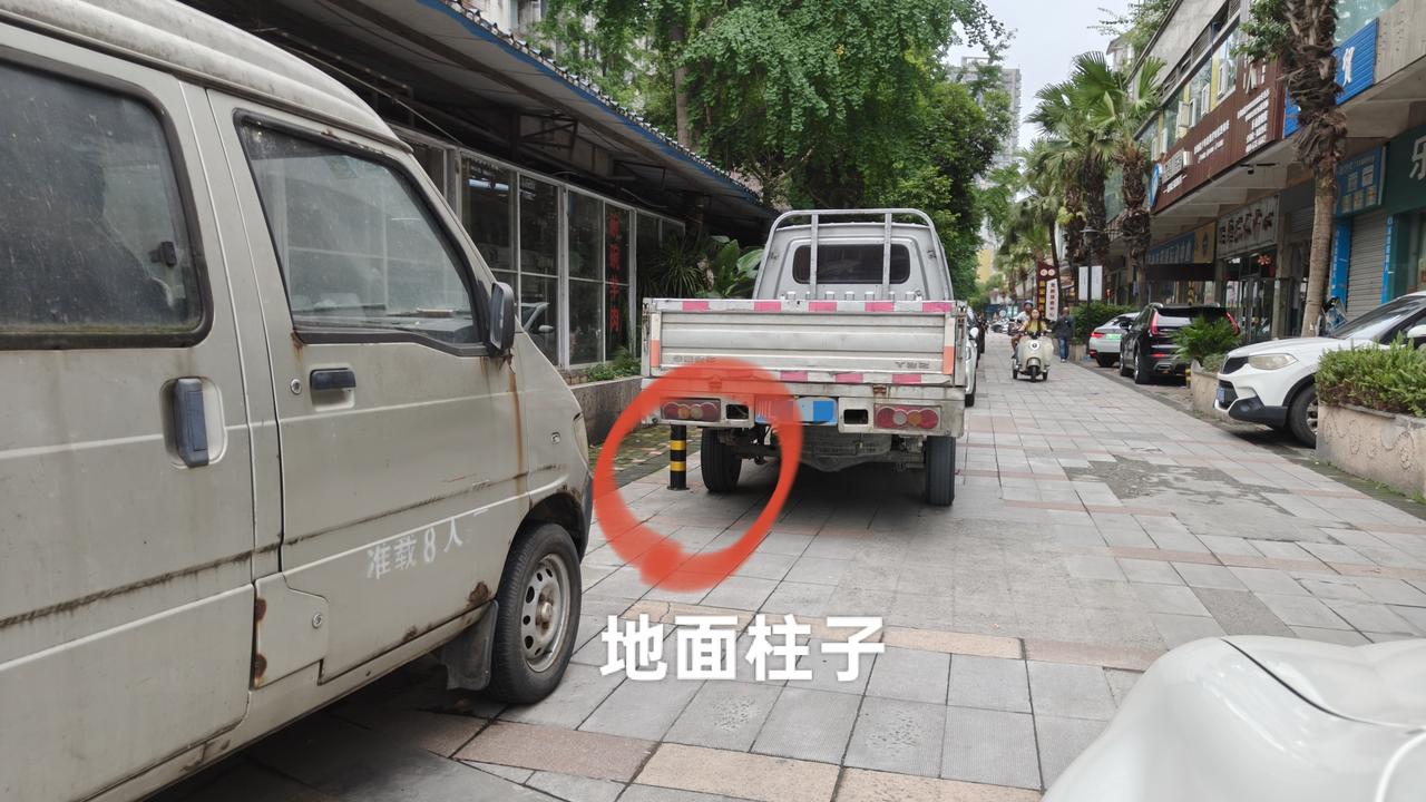 我就想问问这地面的铁柱子是谁安装的？目的是啥？结果造成了啥？
位于乐山市市中区里