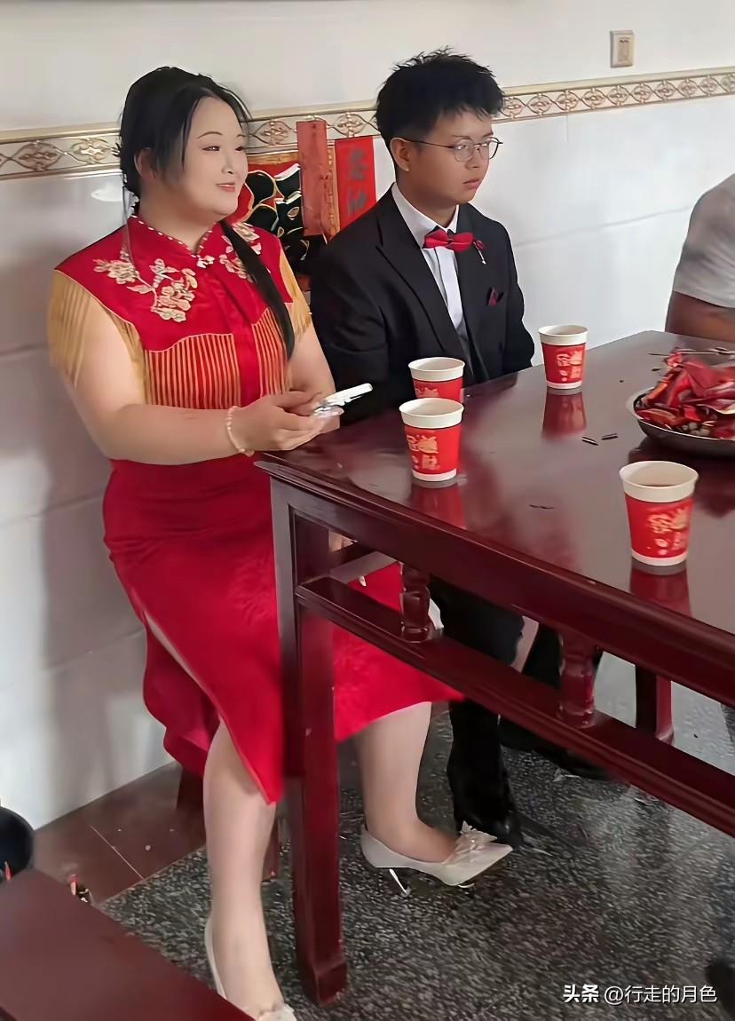 大喜的日子，新郎脸上看不见一点笑容。