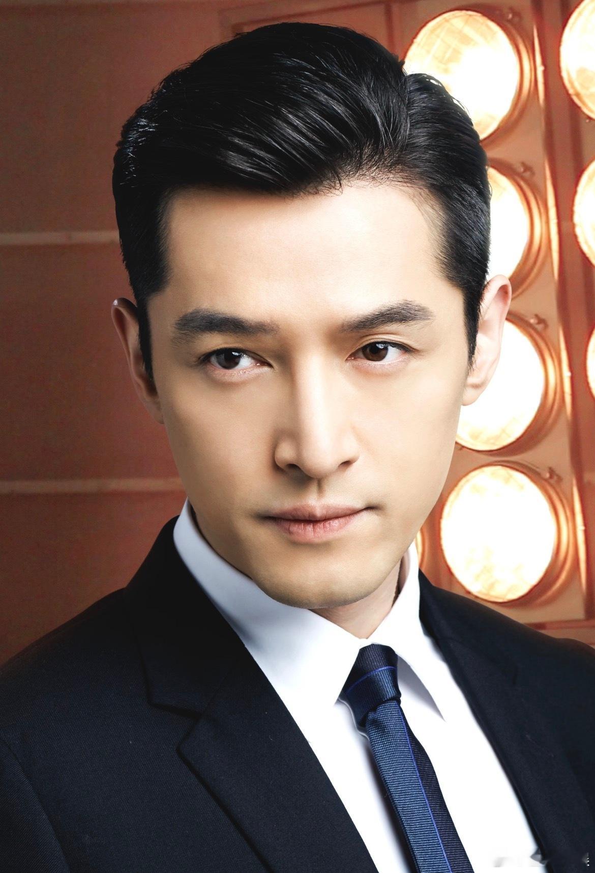 胡歌你是吃了神秘果再喝的蛇草水吗？果然帅哥不是一般人啊 这水听上去都难以接受胡歌