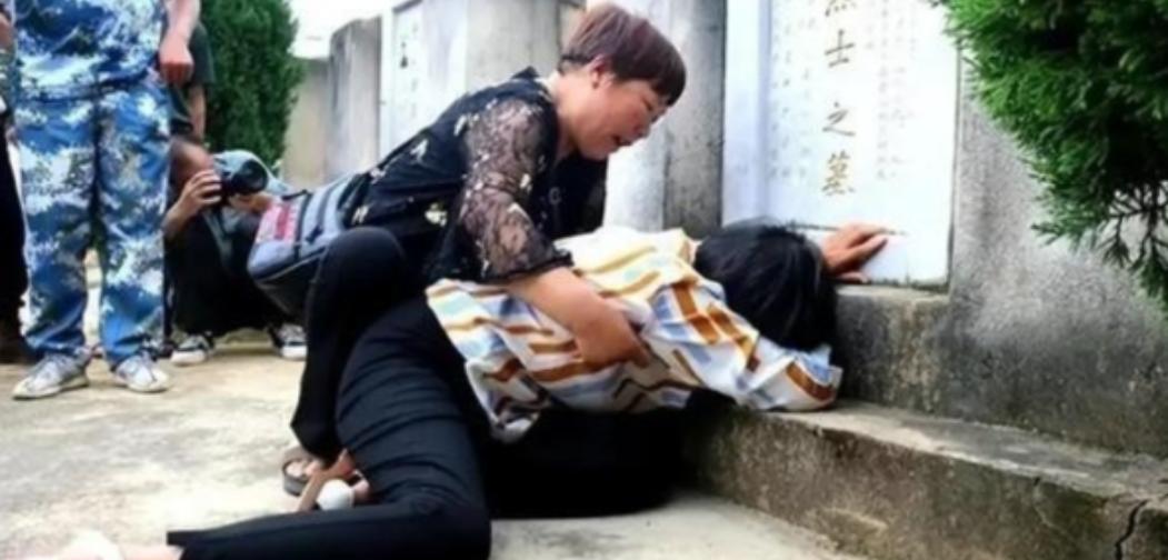 1984年，新婚三天的丈夫，上前线打仗不幸牺牲。不料，她的妻子却立马改嫁给了他的