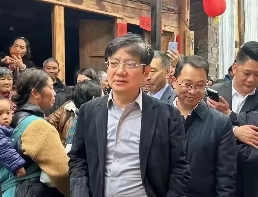 刚刚去查了郑强不查不知道，一查吓一跳郑强65岁退休后去了贵州山区学校教书，没办仪