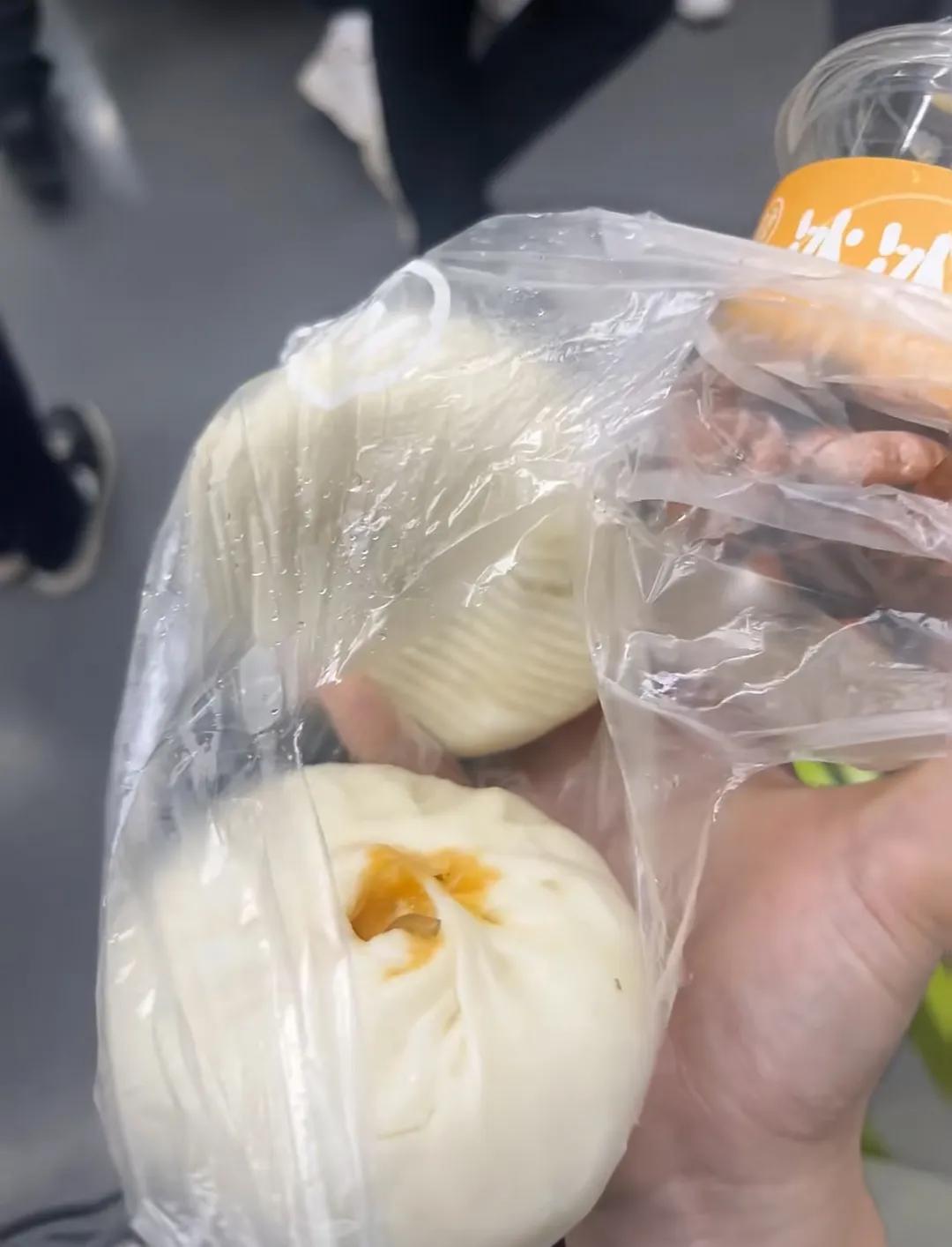 #我的早餐日记# 在地铁里吃包子喝豆浆