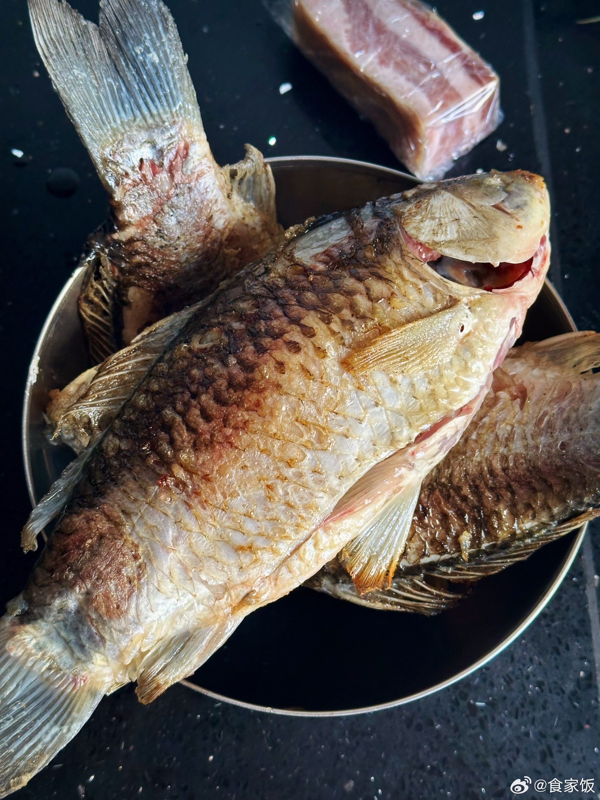 阿哥钓的一斤多大河鲫鱼，三条。只有炒菜大铁锅装得下。煎香了加几片咸肉滚汤，没几分