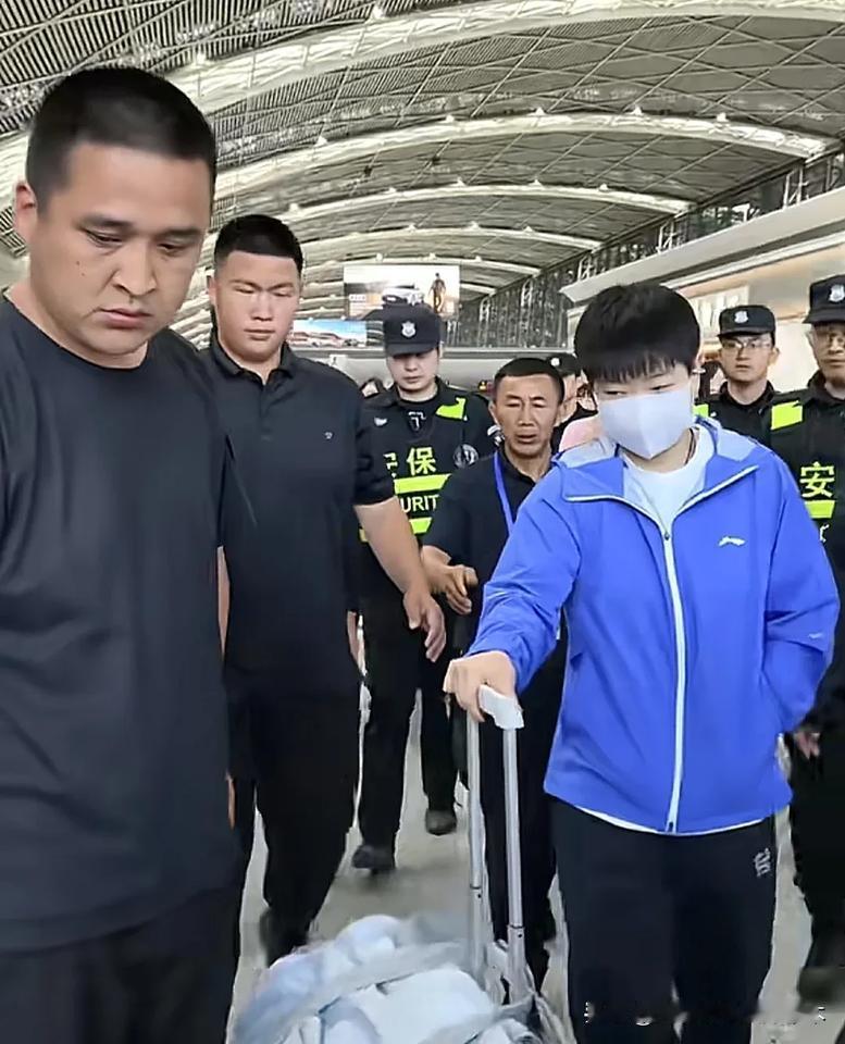 顶流明星，太招人稀罕了？！
孙颖莎、王楚钦在哪儿露面哪里即可被堵得水泄不通！看看
