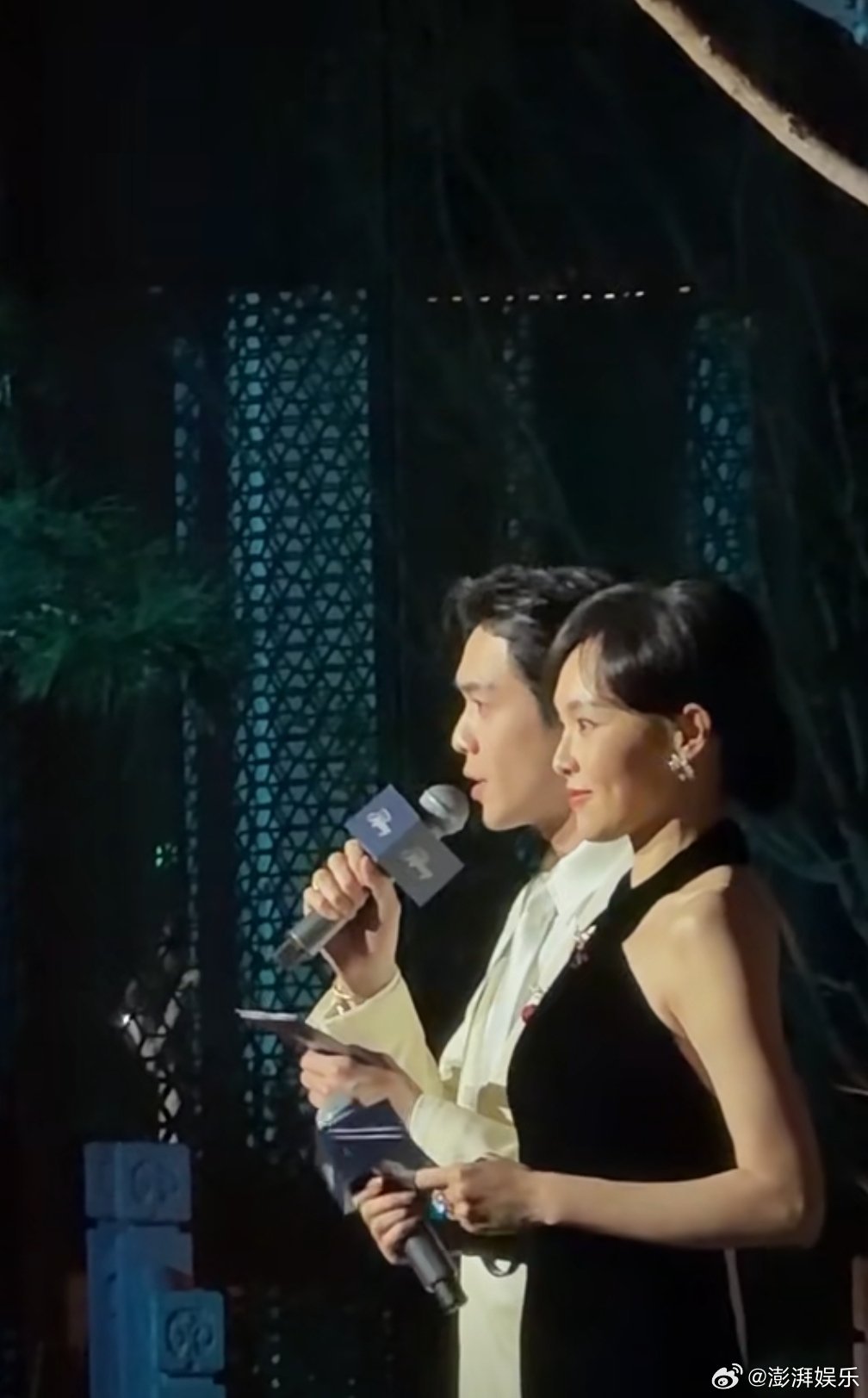 唐嫣张若昀主持晚宴跨界名场面！唐嫣黑丝绒礼裙温婉大气，张若昀白西装儒雅挺拔，一柔