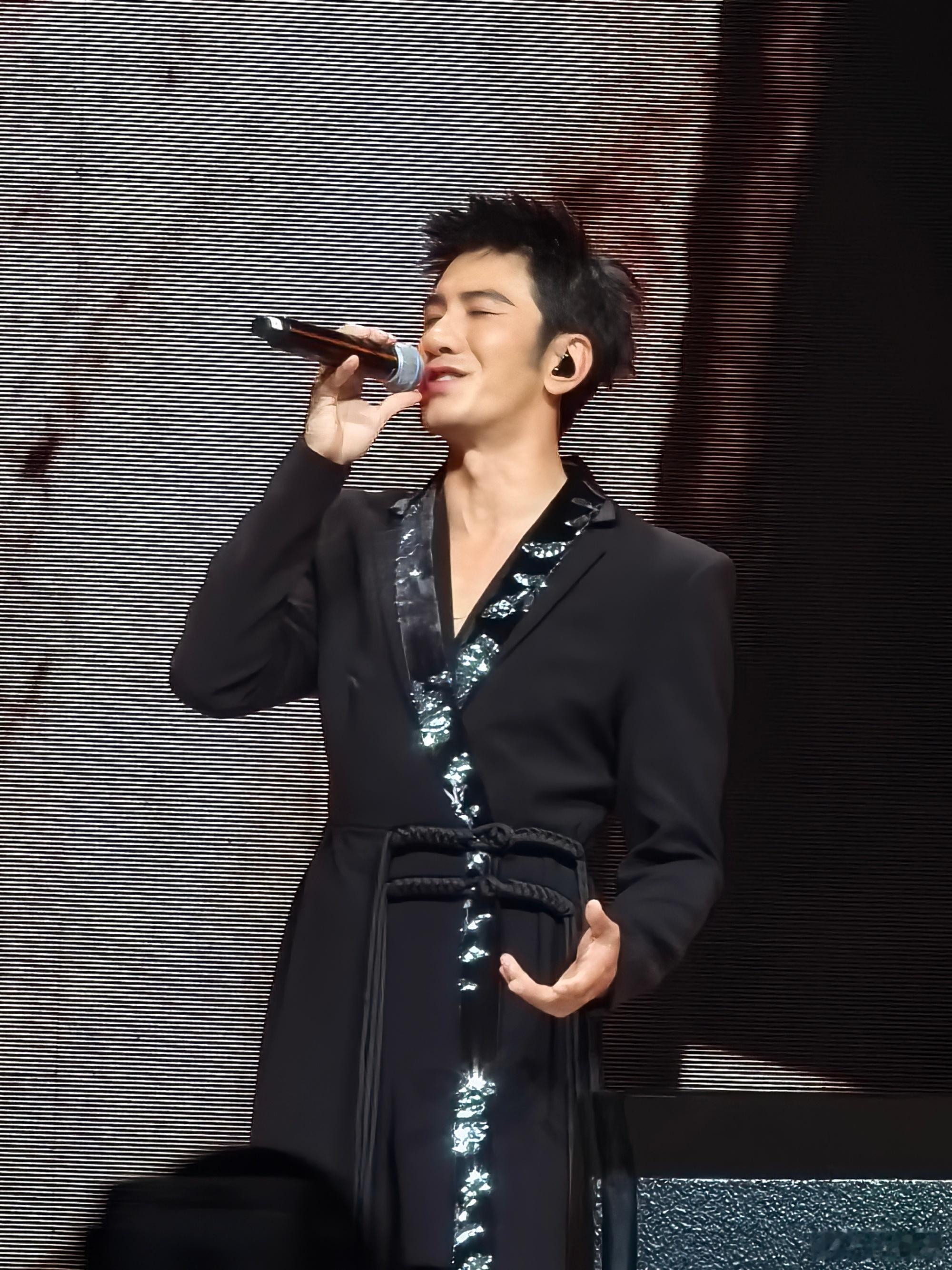 肖顺尧不愧是男团成员 舞台状态封神！唱跳流畅又带感，表现力张力十足，每一处细节都