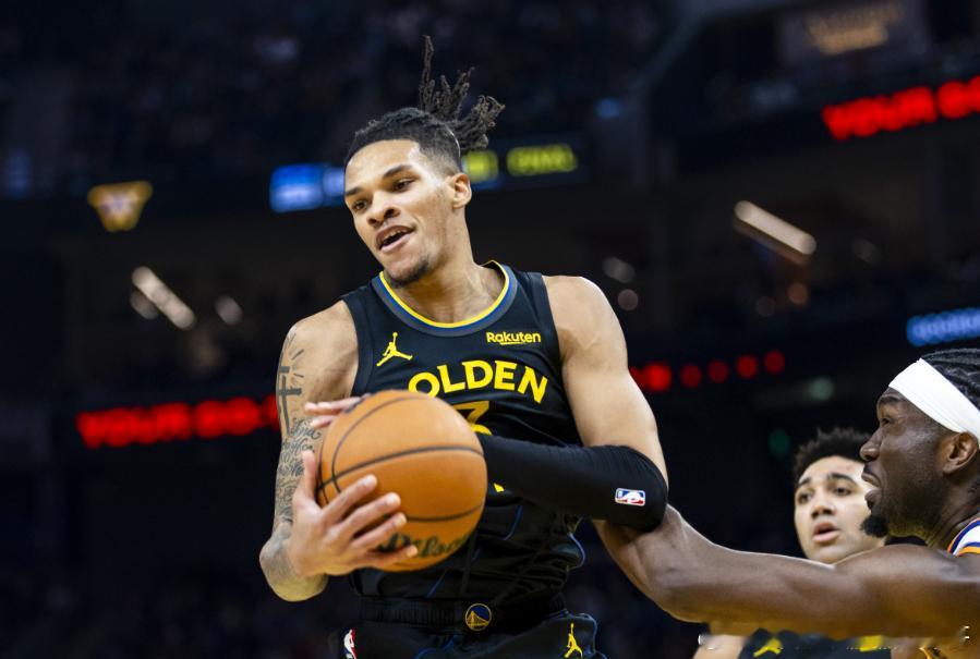 勇士今日在主场119-116复仇太阳。本场比赛，此前因为资历太浅被科尔连续DNP