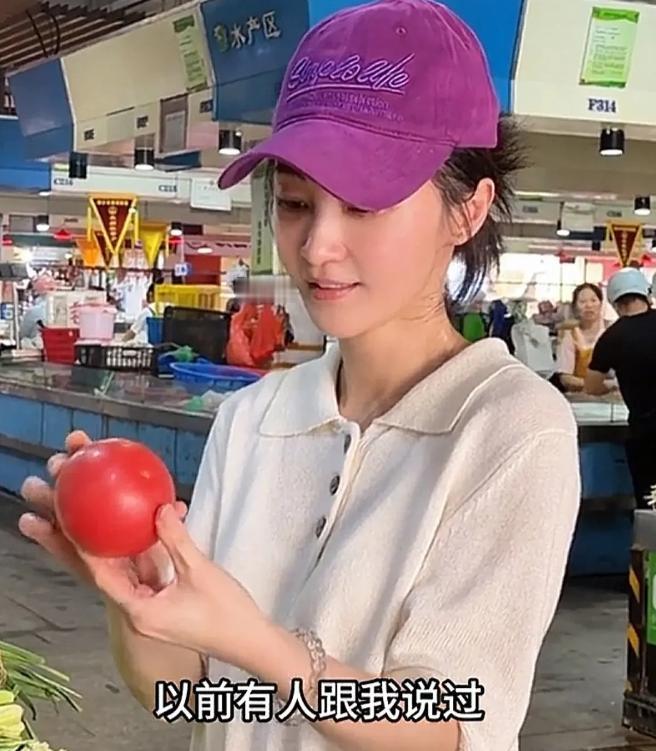 8月6日，姚笛发了一个去菜市场买西红柿的视频了她拿着西红柿很忧郁的说：“以前有一