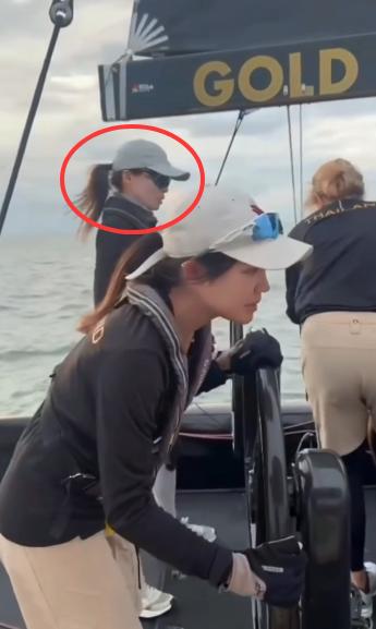 11月19日，苏提达王后回国第二天之后，就开始出镜营业了！
据悉苏提达访问完北京