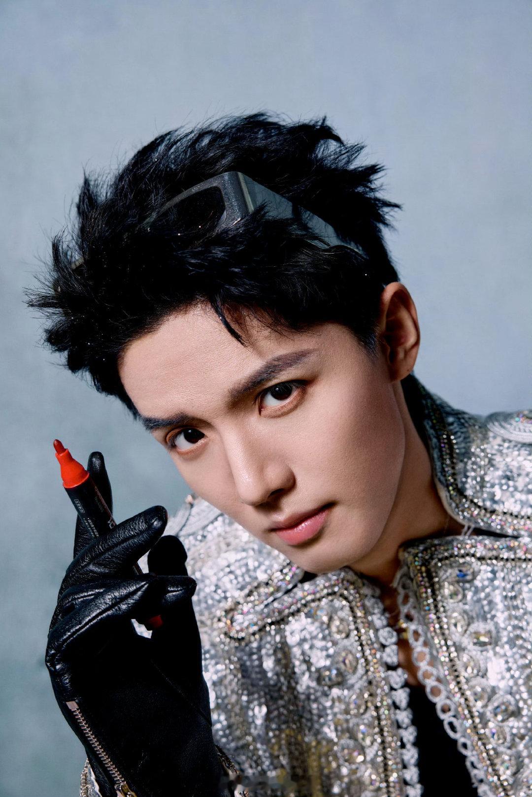 周峻炜千禧风造型 身着混搭千禧风亮相时尚之夜，没别的，就是硬帅！ 