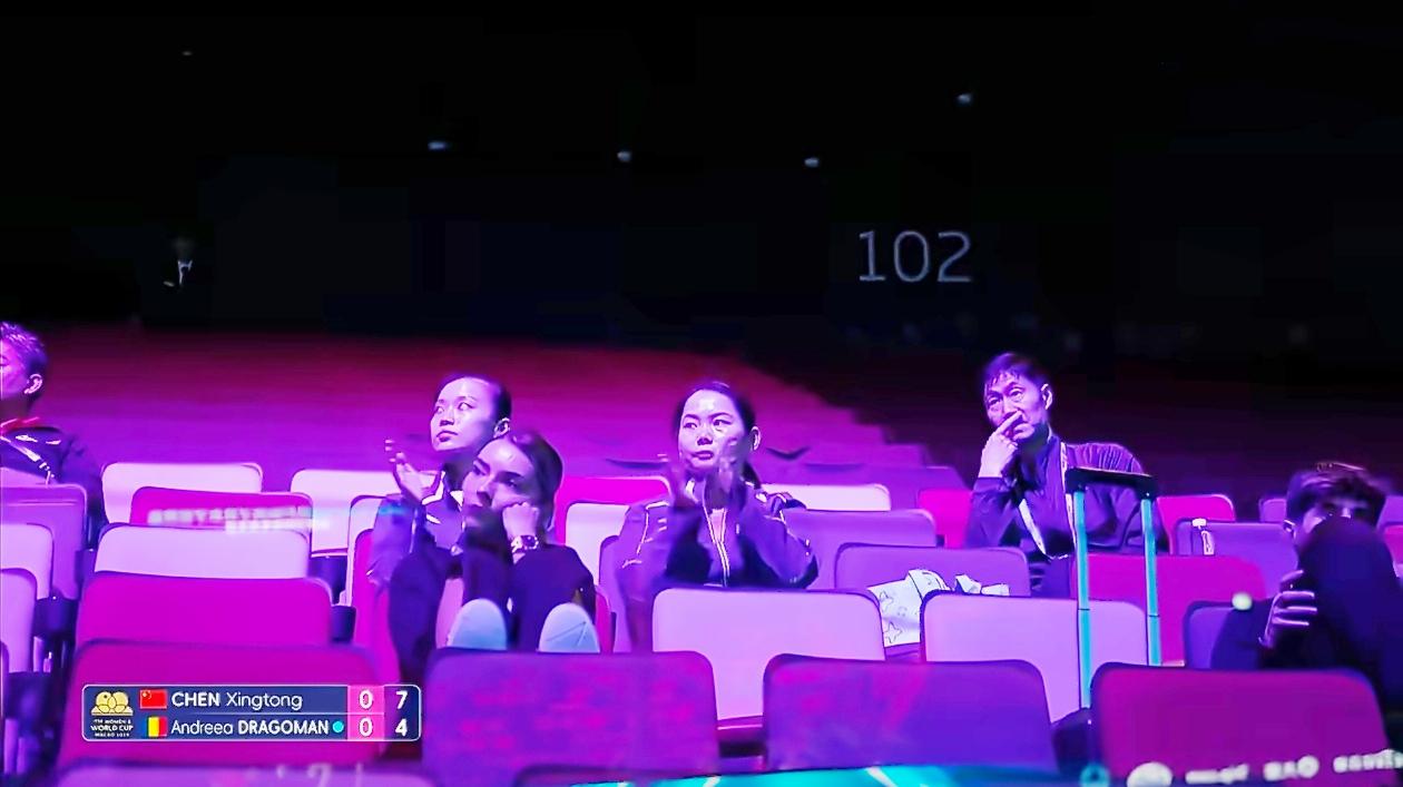 不要忘记看台上的她——何卓佳。
 
她既是赛场上并肩同行的默契搭档，更是生活里知