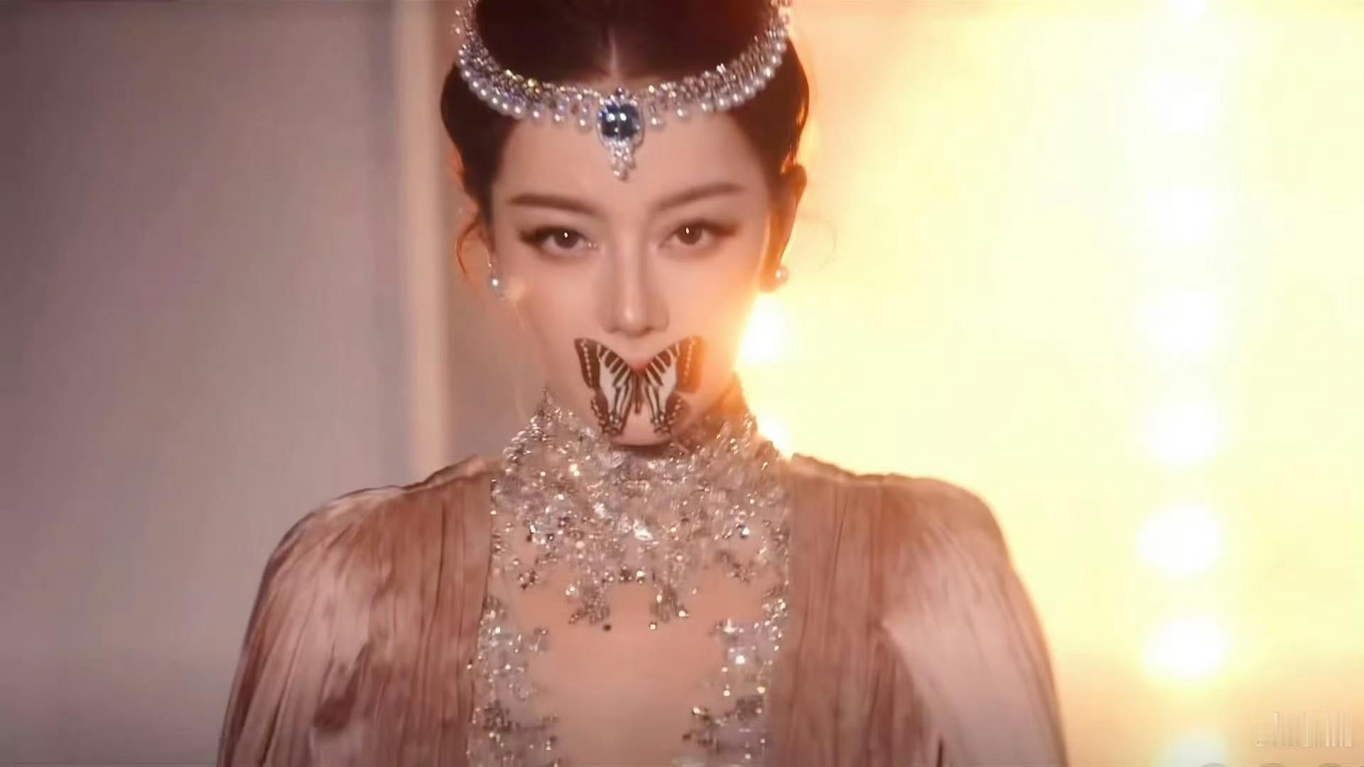 迪丽热巴也太美了吧....完全红毯的神啊。。。 ​​​