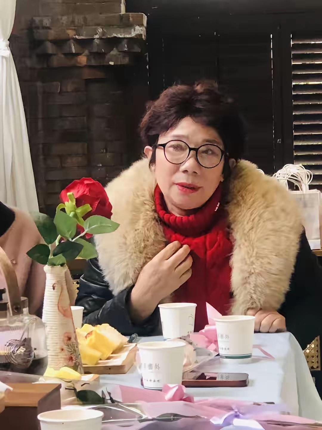 张雪的妈妈， 18岁结婚，19岁生他，20多岁就离异了——搁很多人身上，早就被生