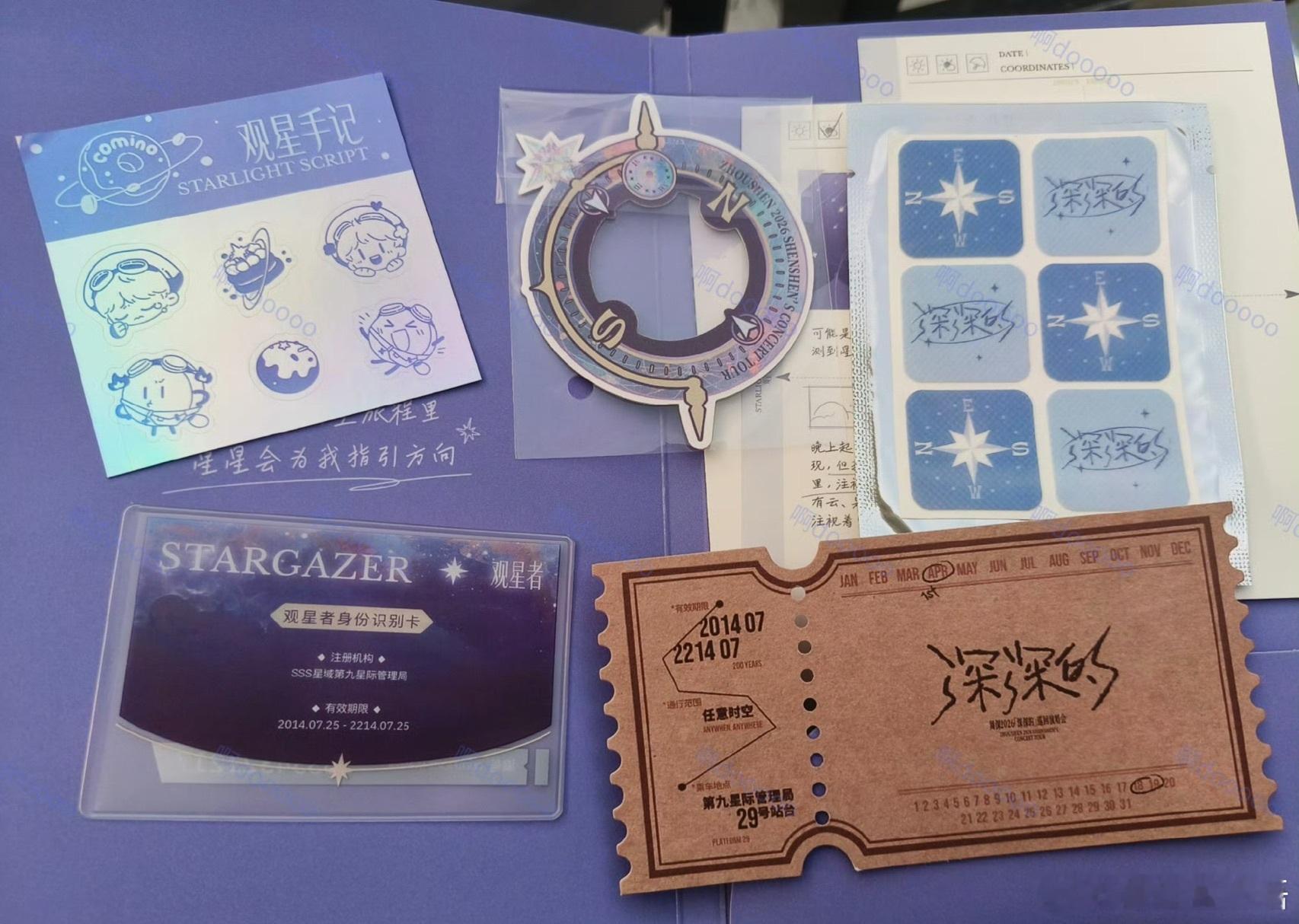 周深做米字星物料发狠忘情了 从现场米字星到观星手记的卡片设计，能看出这次物料是花