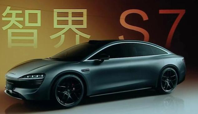 华为和奇瑞合作的智界S7正一点点褪去面纱。日前余承东宣布将于11月发布首款轿车智