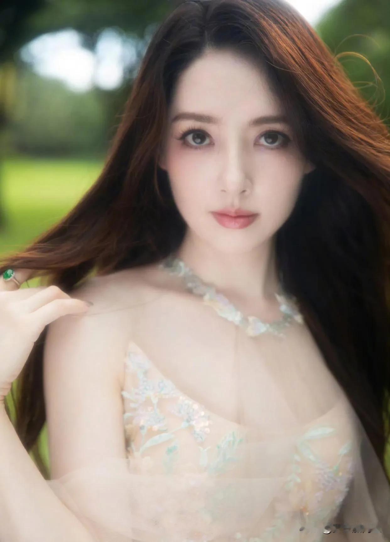 郭碧婷的外貌显得如此超凡脱俗，让人联想到古代传说中的嫦娥仙子，那般飘然若仙，美丽
