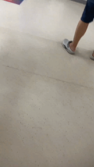 犯人竟然坐着轮椅由警察推着来医院看病？
像这种情况真是不多见啊？
一般有这种待遇