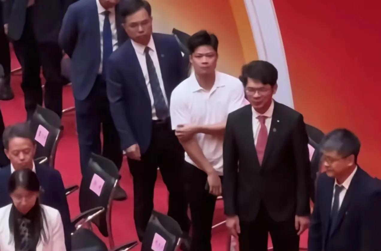 按部就班的体制内工作对刘翔应当是没有什么吸引力的， 毕竟他连孩子都不生，个人的价