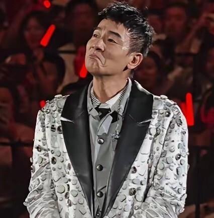 59岁的陈小春还是太清醒了。他在访谈节目中坦言不敢退休。不是因为他们有两个孩子要