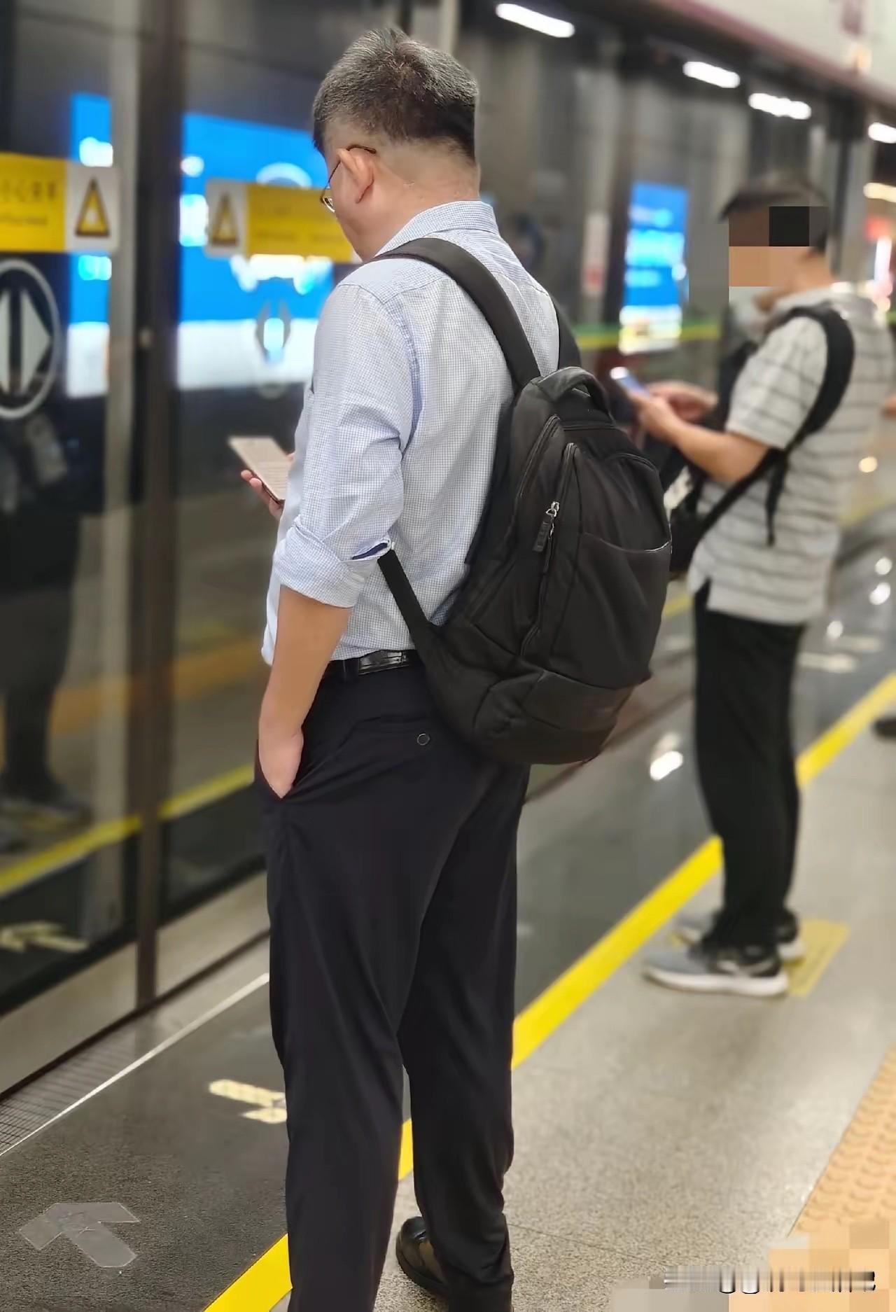 其实一个男人从20岁到50岁，穿衣打扮是没有什么区别的。